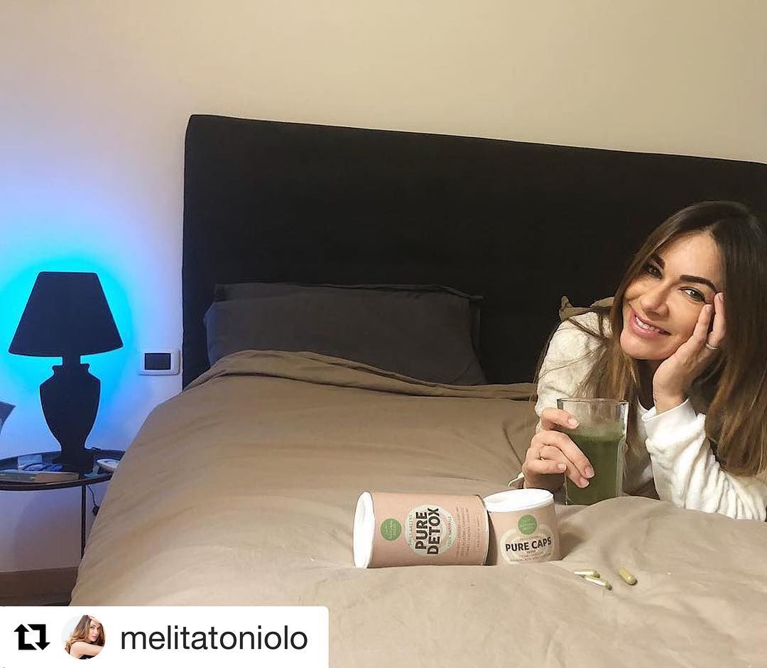 Melita Toniolo con la lampada a led Āhua Mini Classic nera